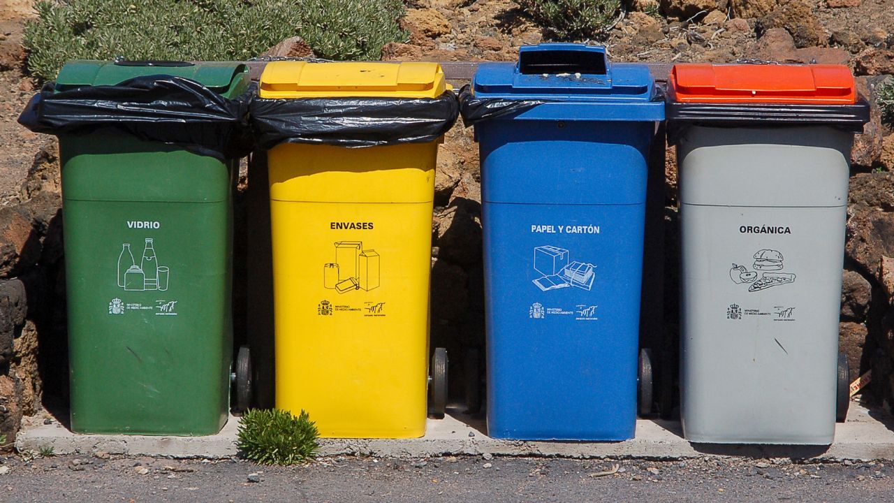 Wyrzucasz to do niebieskiego śmietnika, dostaniesz mandat 500 zł. Polacy nagminnie popełniają ten błąd