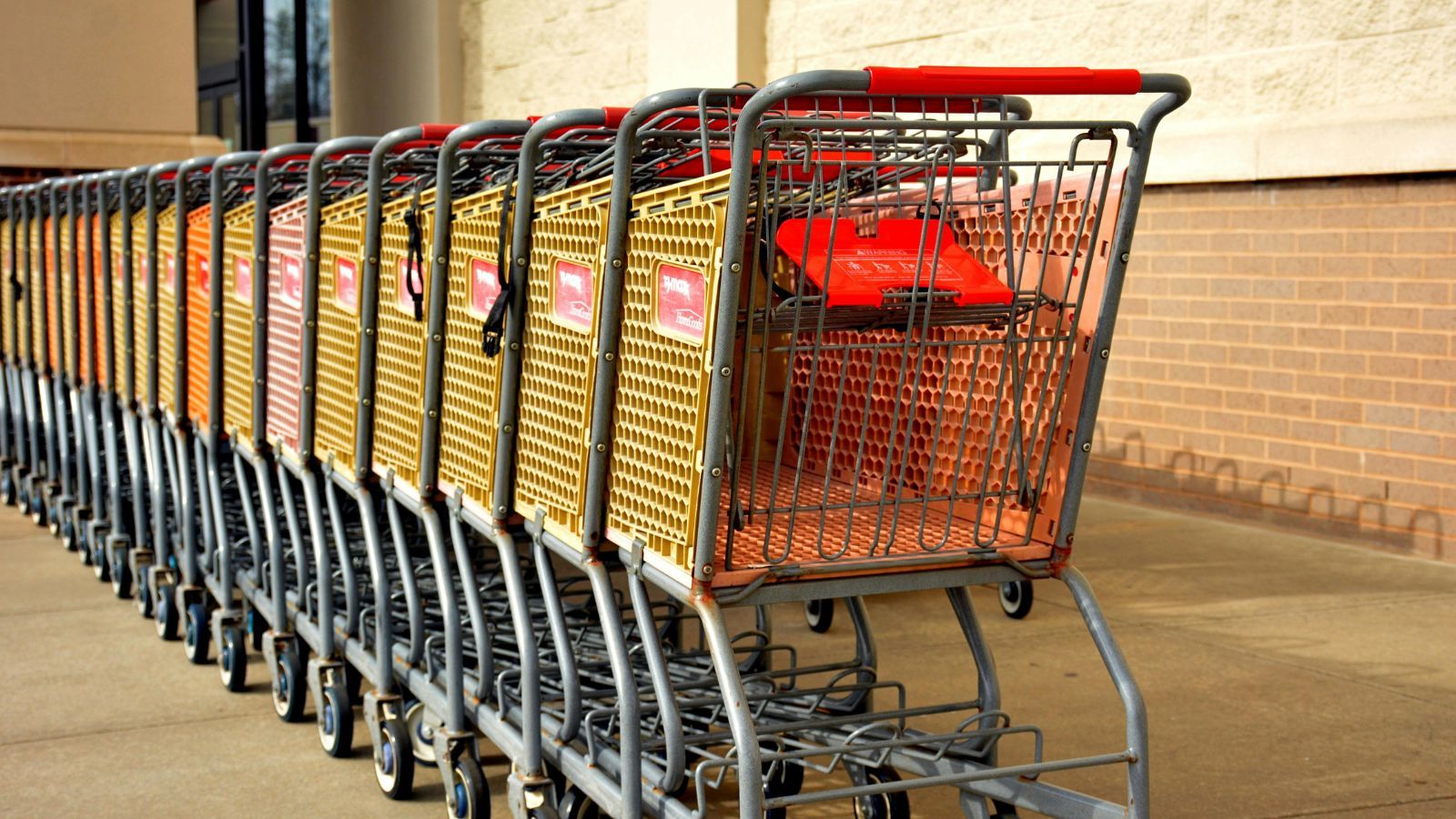 Tak oszukują na mięsie. Supermarkety robią z nas naiwniaków, a ty jeszcze za to płacisz