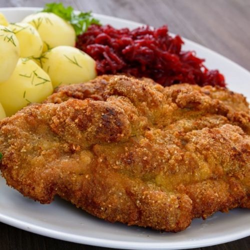 Makłowicz wskazał częsty błąd podczas smażenia schabowych