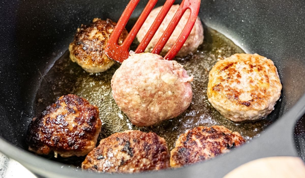 Złota zasada przy smażeniu kotletów. Młodzi jej nie znają