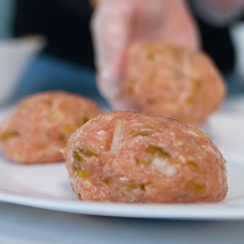 Zetrzyj na tarce i wrzuć do masy na mielone. Dawno nie jadłam lepszych