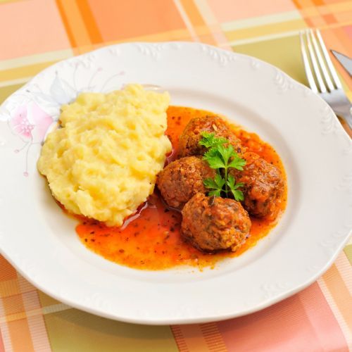 Zamiast smażyć, zapiekam z prostym sosem. Te kotlety mielone są hitem