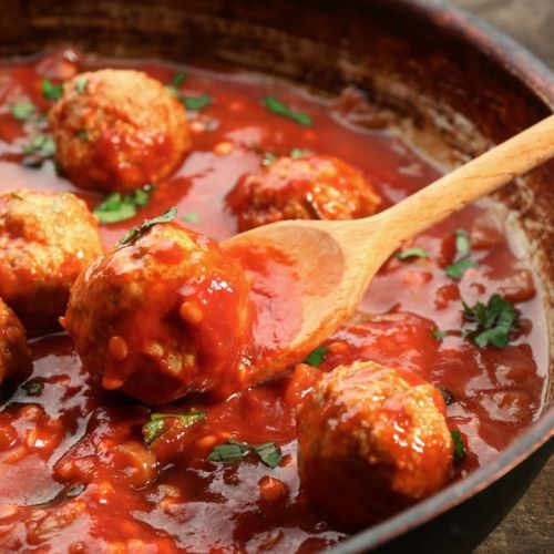 Zamiast smażyć, zapiekam z prostym sosem. Te kotlety mielone są hitem