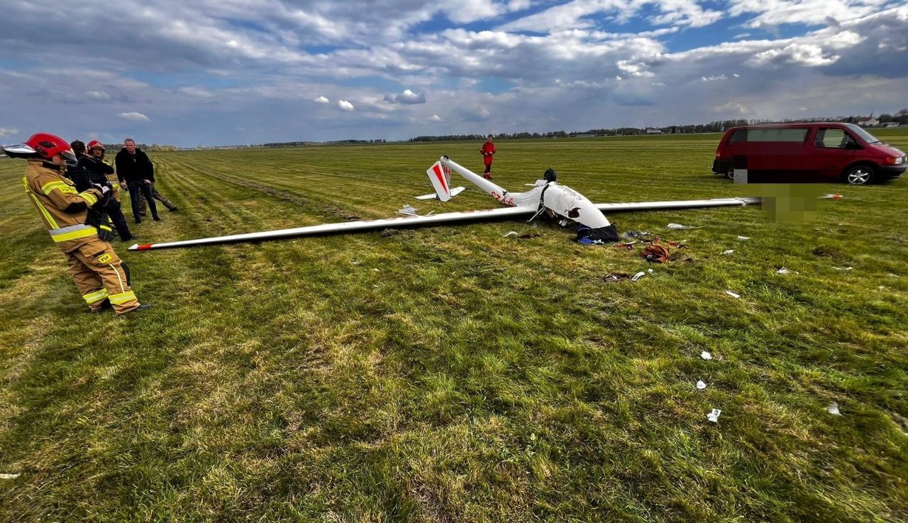 Wypadek lotniczy w Pruszczu Gdańskim. Szybowiec spadł na teren lotniska, ranny pilot 