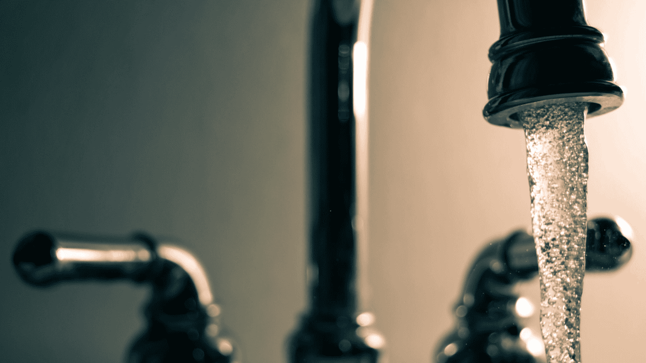 Skażona woda w kranach! Tysiące mieszkańców musi gotować wodę. "To sytuacja kryzysowa"