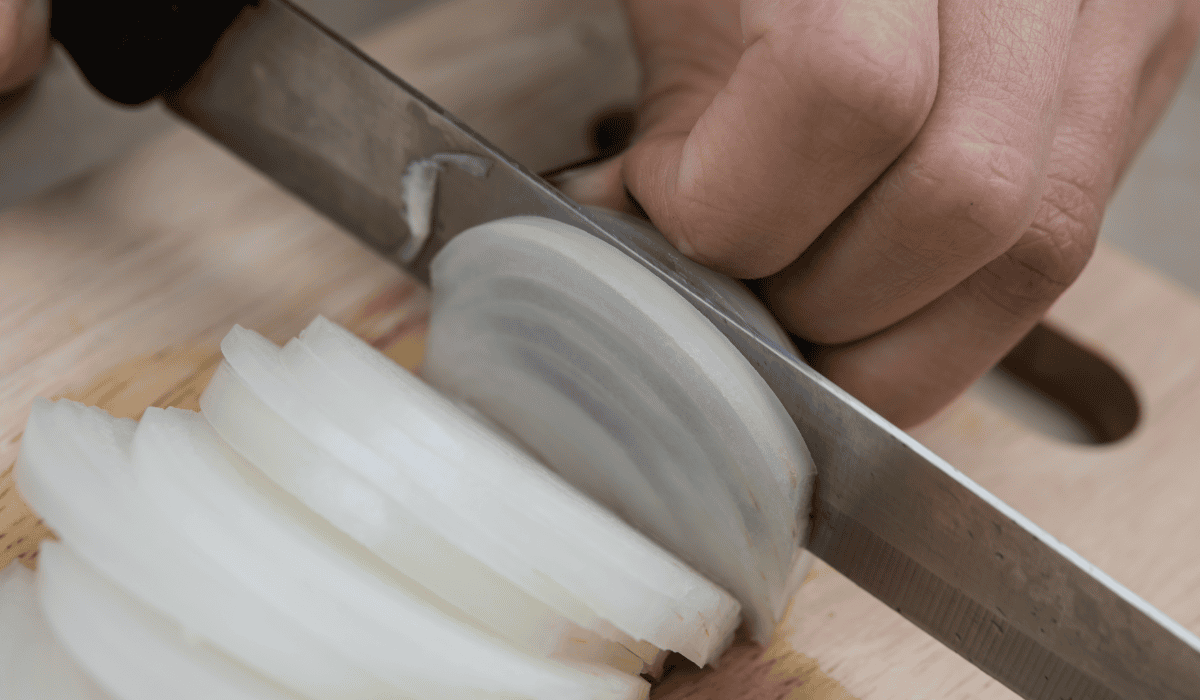 krojenie cebuli nożem