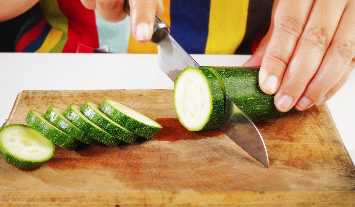 Kroję w plastry i wrzucam na patelnię. Ta cukinia znika w 10 sekund