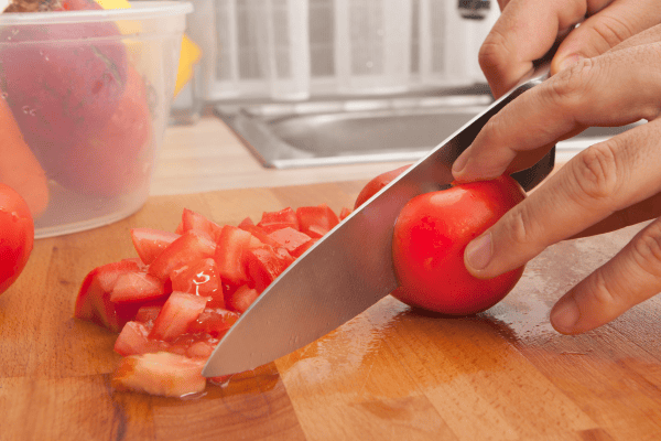 krojenie pomidorów na surówkę.png