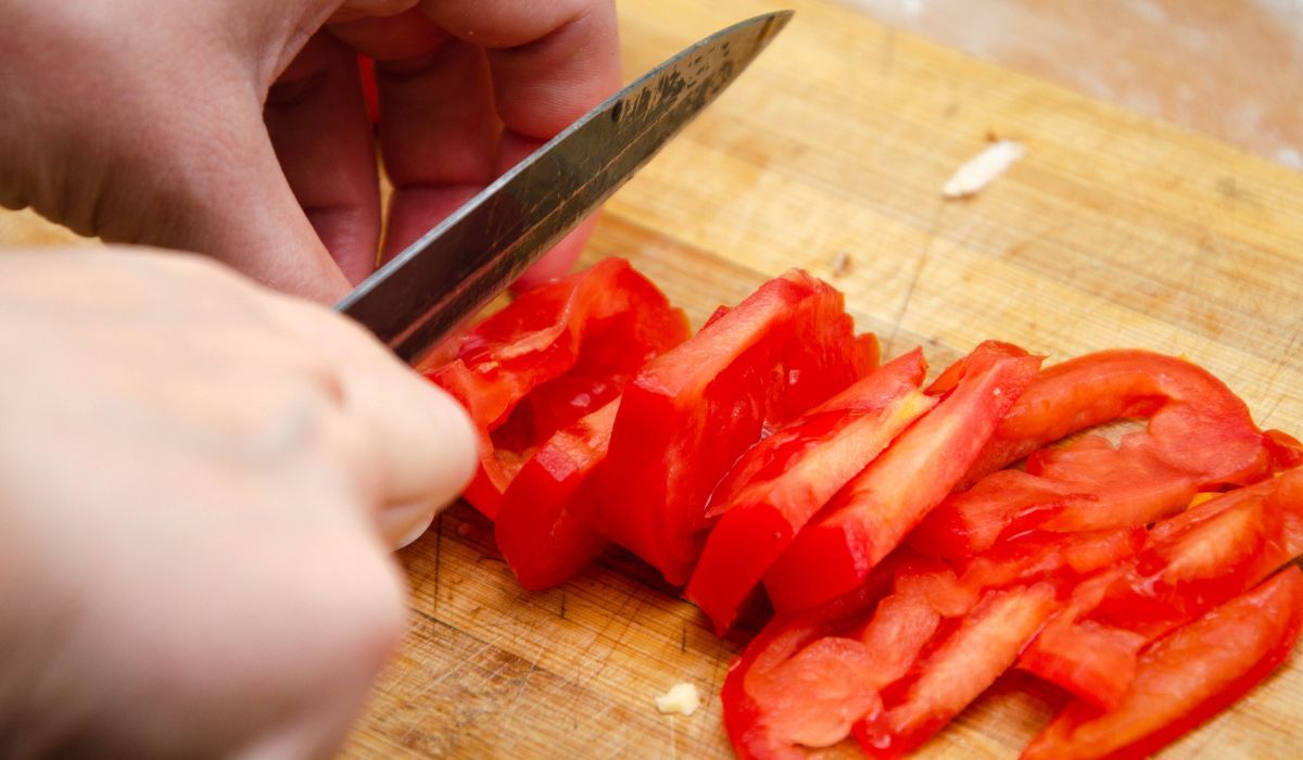 krojenie pomidorów na surówkę