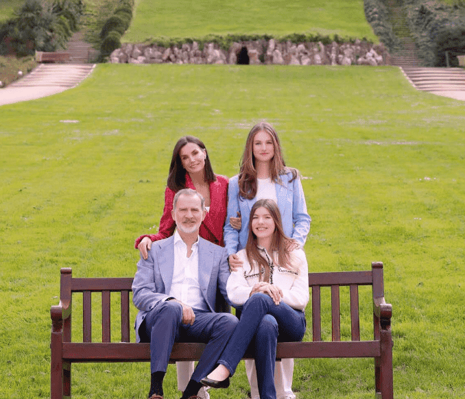 król Filip VI i królowa Leitizia z córkami, fot. Instagram