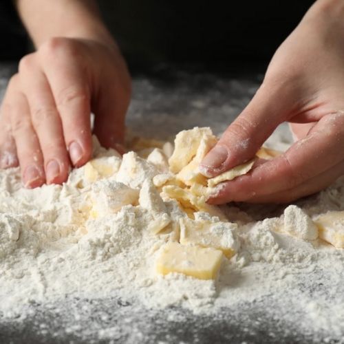 Kruche ciasto robię według zasady 1:3. Jest idealne do szarlotki 