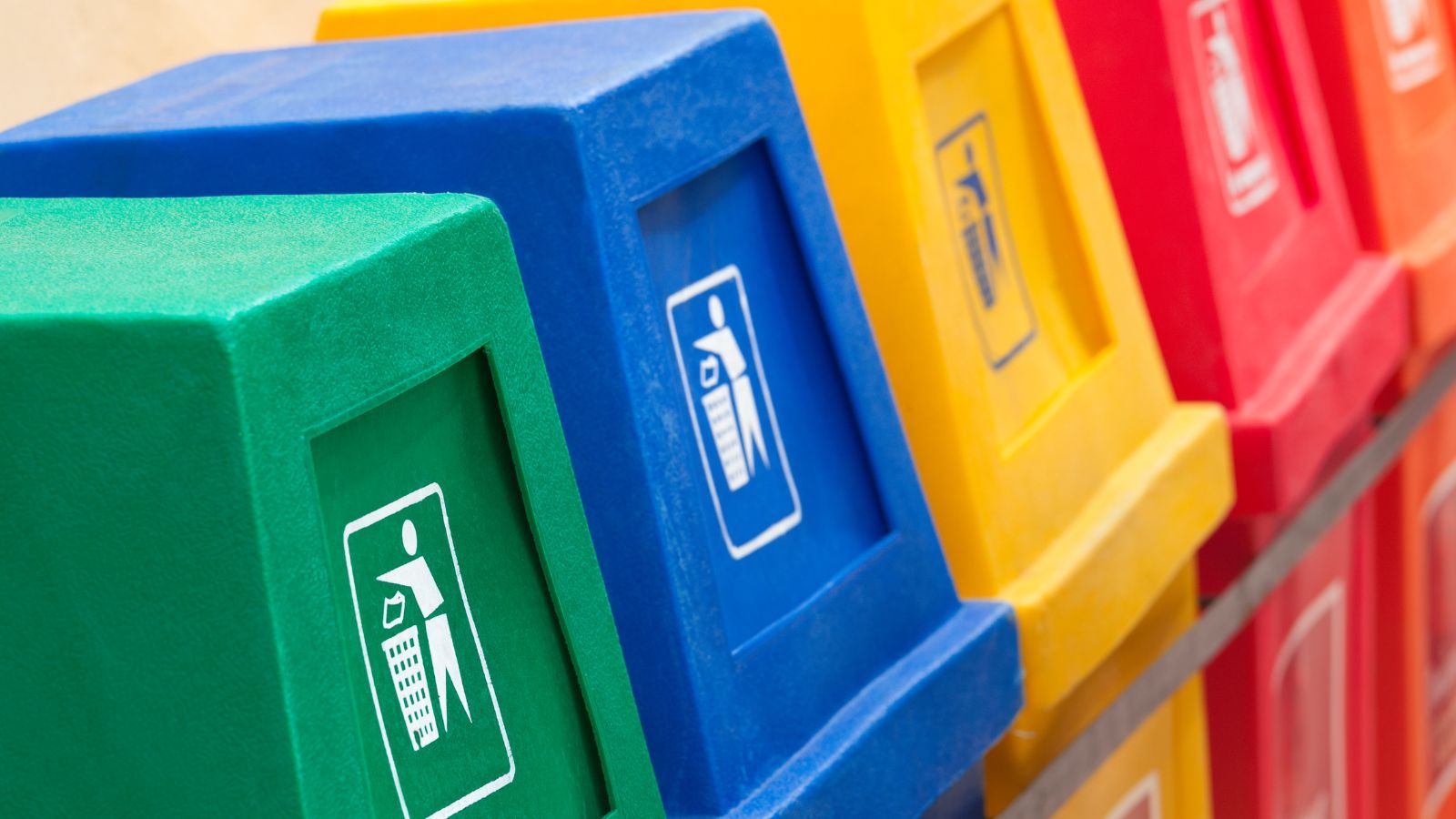 Tu nie wyrzucaj płyt CD. Polacy wciąż nie wiedzą, grozi za to surowa kara