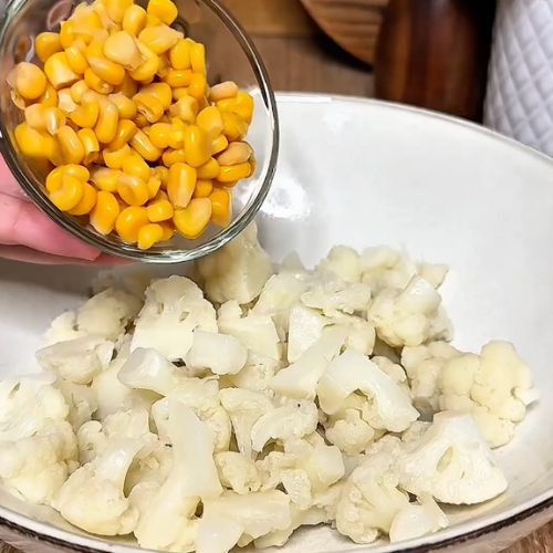 Gotuję kalafiora i łączę z kilkoma składnikami. W kilka minut mam sałatkę lepszą niż jarzynowa