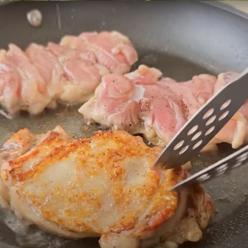 Weź kurczaka i cebulę i zawiń w folię. To najlepszy obiad na 2 dni