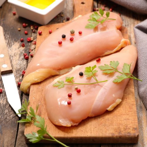 Wymieszaj z jogurtem i posmaruj mięso. Kurczak z grilla będzie soczysty, jak nigdy