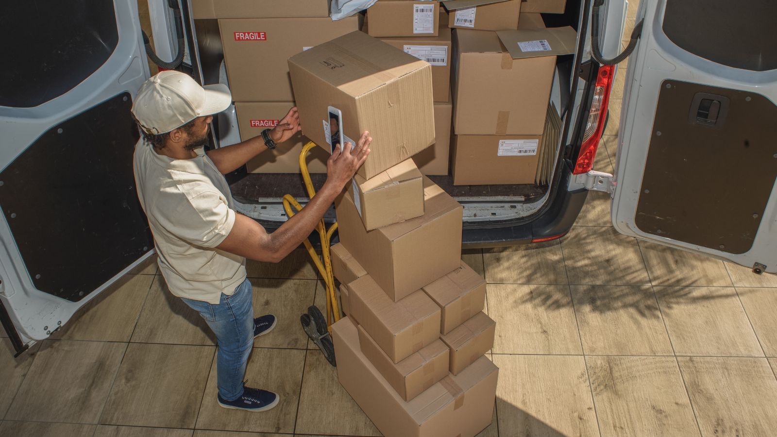 Tyle zarabia kurier. Ta kwota to nie żart, w tej firmie płacą najwięcej