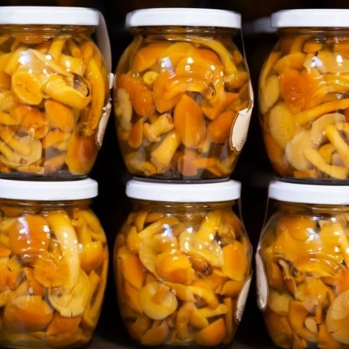 Kurki marynowane na zimę. Sekretem smaku jest miodowa zalewa