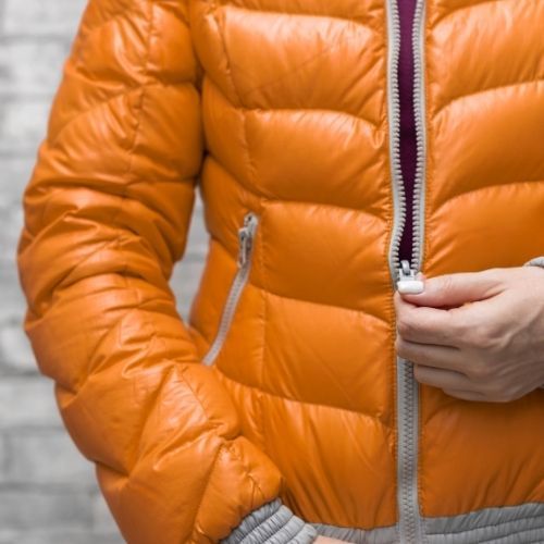 Jak bezpiecznie prać kurtkę puchową w pralce? Wystarczy prosty trik