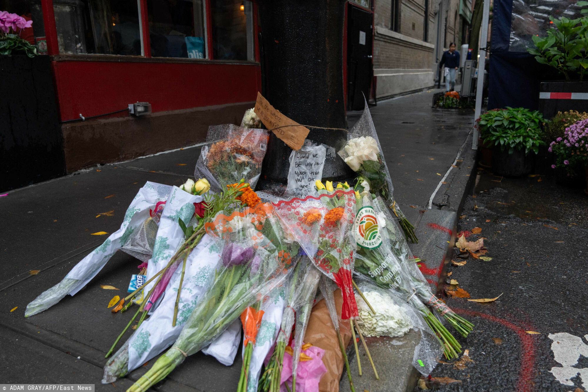 kwiaty po śmierci Matthew Perry'ego.jpg