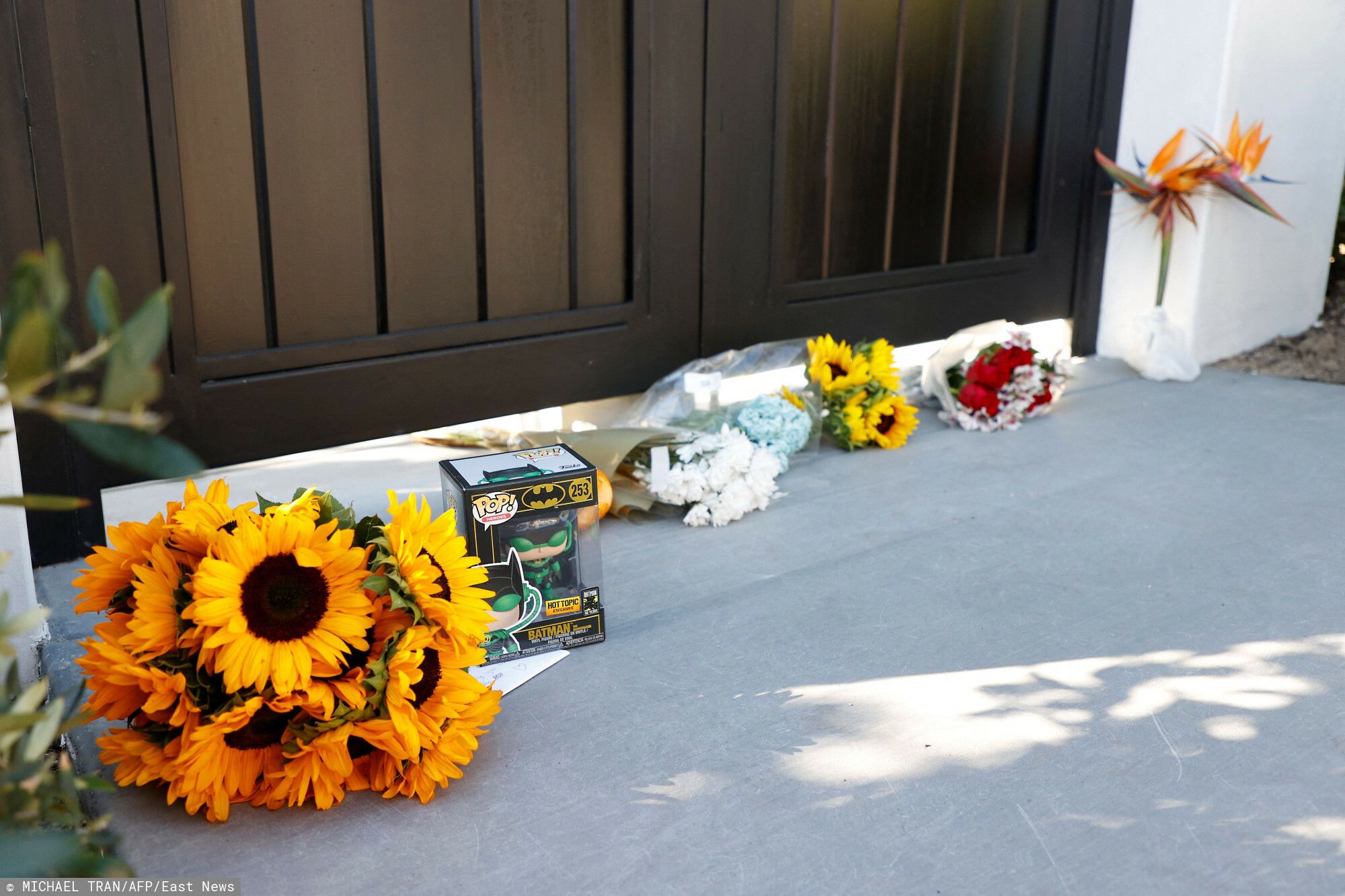 kwiaty po śmierci Matthew Perry'ego.jpg