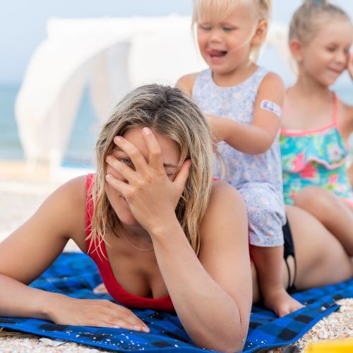 wypalona matka na plaży córki Fot. Canva/@kyryl-gorlovs-images.jpg