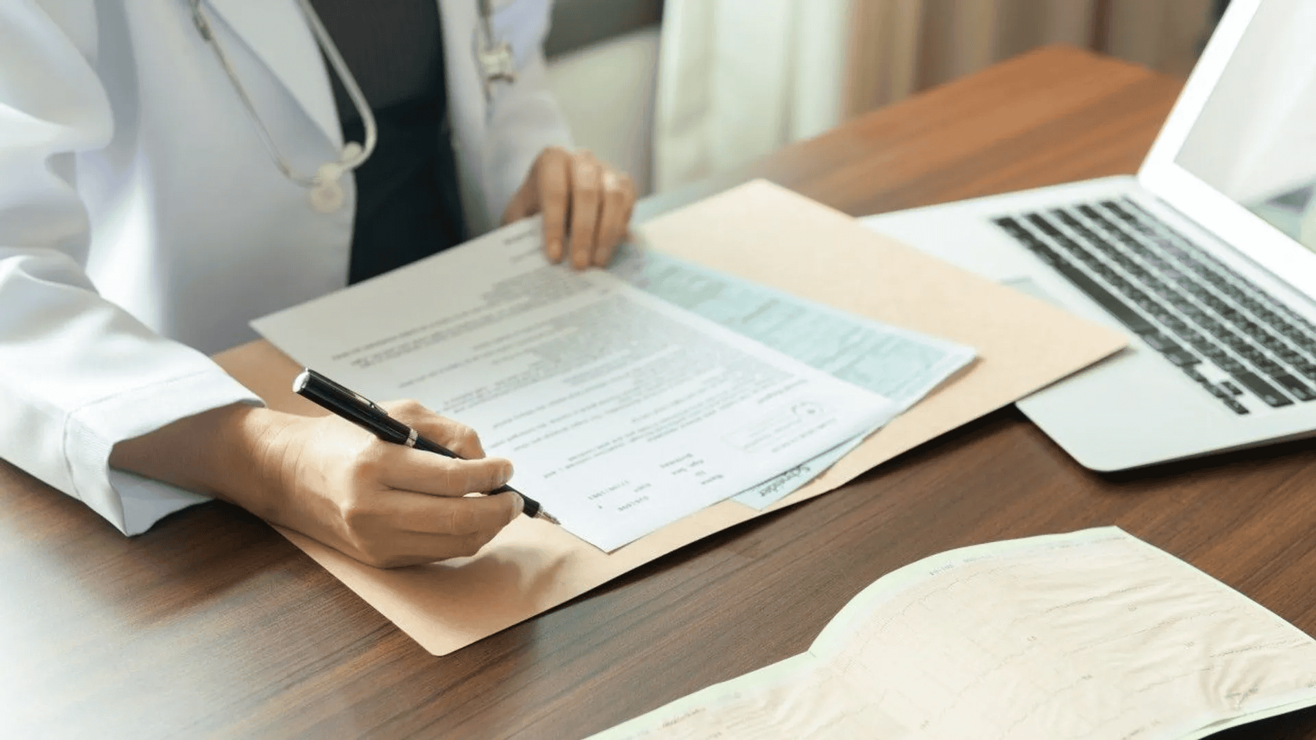 Czy można iść na pogrzeb podczas L4? Najnowszy wyrok sądu rozwiewa wątpliwości