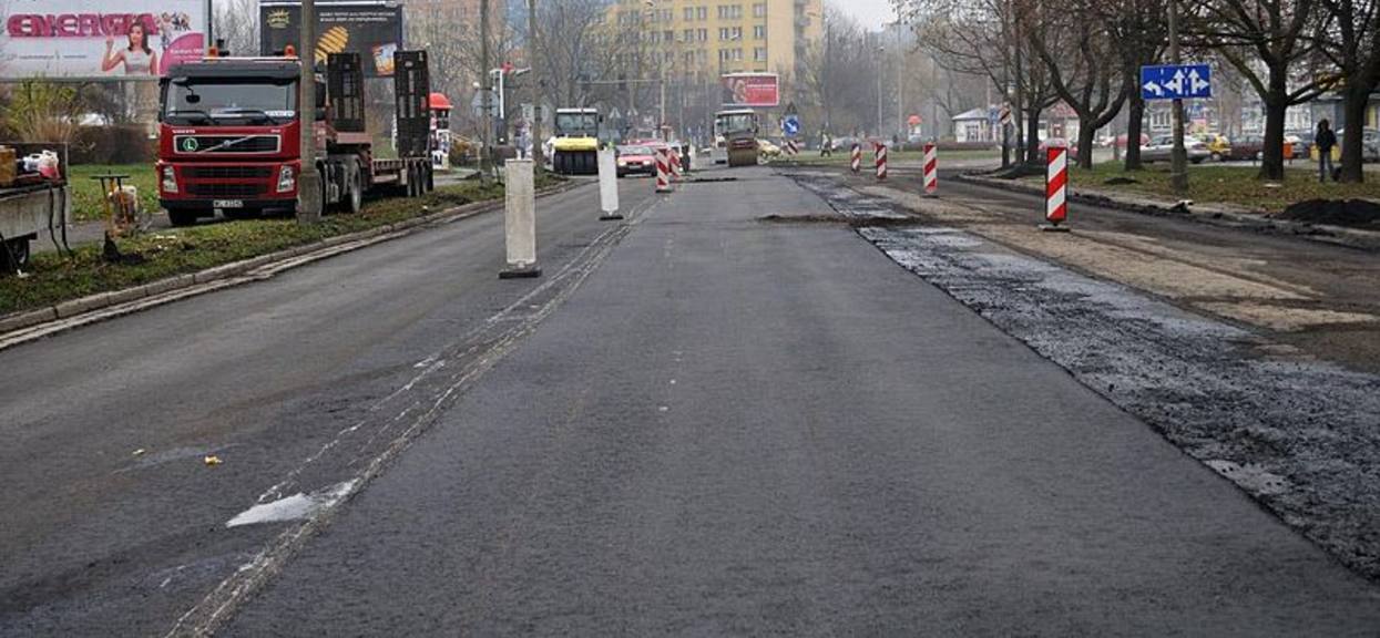 Podczas wymiany nawierzchni ulicy Gajowickiej między Żelazną a Zaporoską odsłonięto tor tramwajowy zakonserwowany pod masą bitumiczną od ponad 30 lat.