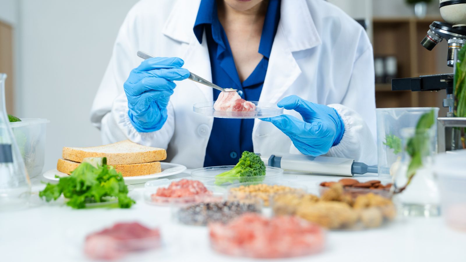 Pilne ostrzeżenie GIS tuż przed majówką. Bakterie w popularnym produkcie mięsnym, pod żadnym pozorem nie jedz