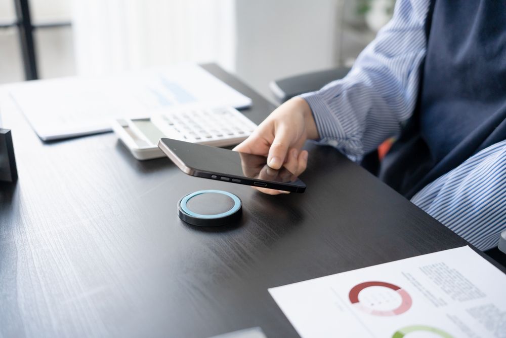 Nigdy nie ładuj tak telefonu. Oszuści mogą to wykorzystać. Ryzykujesz utratą danych i pieniędzy