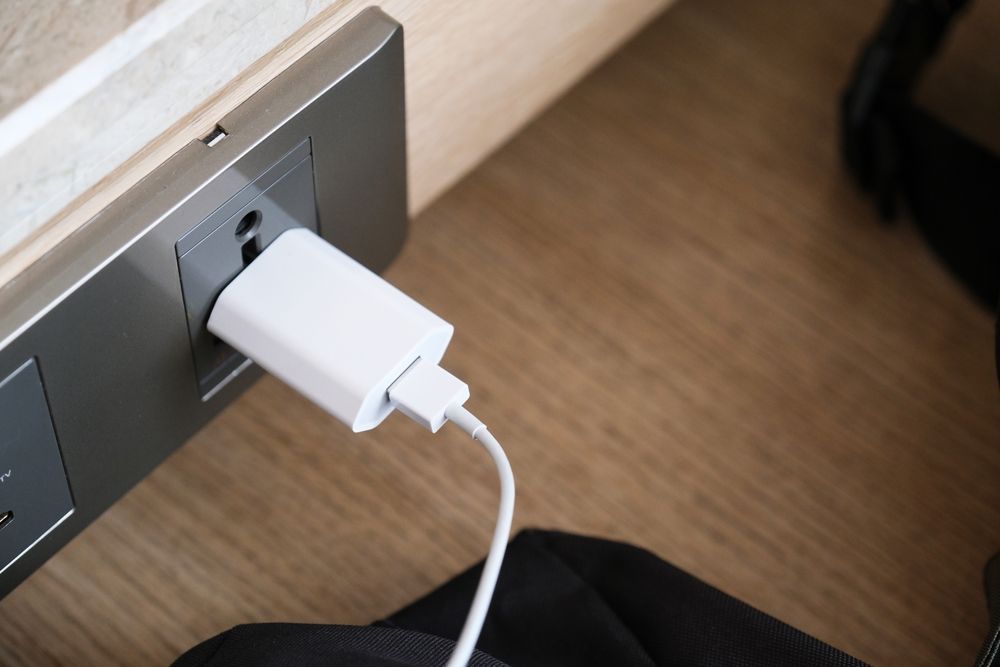 Nigdy nie ładuj tak telefonu. Oszuści mogą to wykorzystać. Ryzykujesz utratą danych i pieniędzy