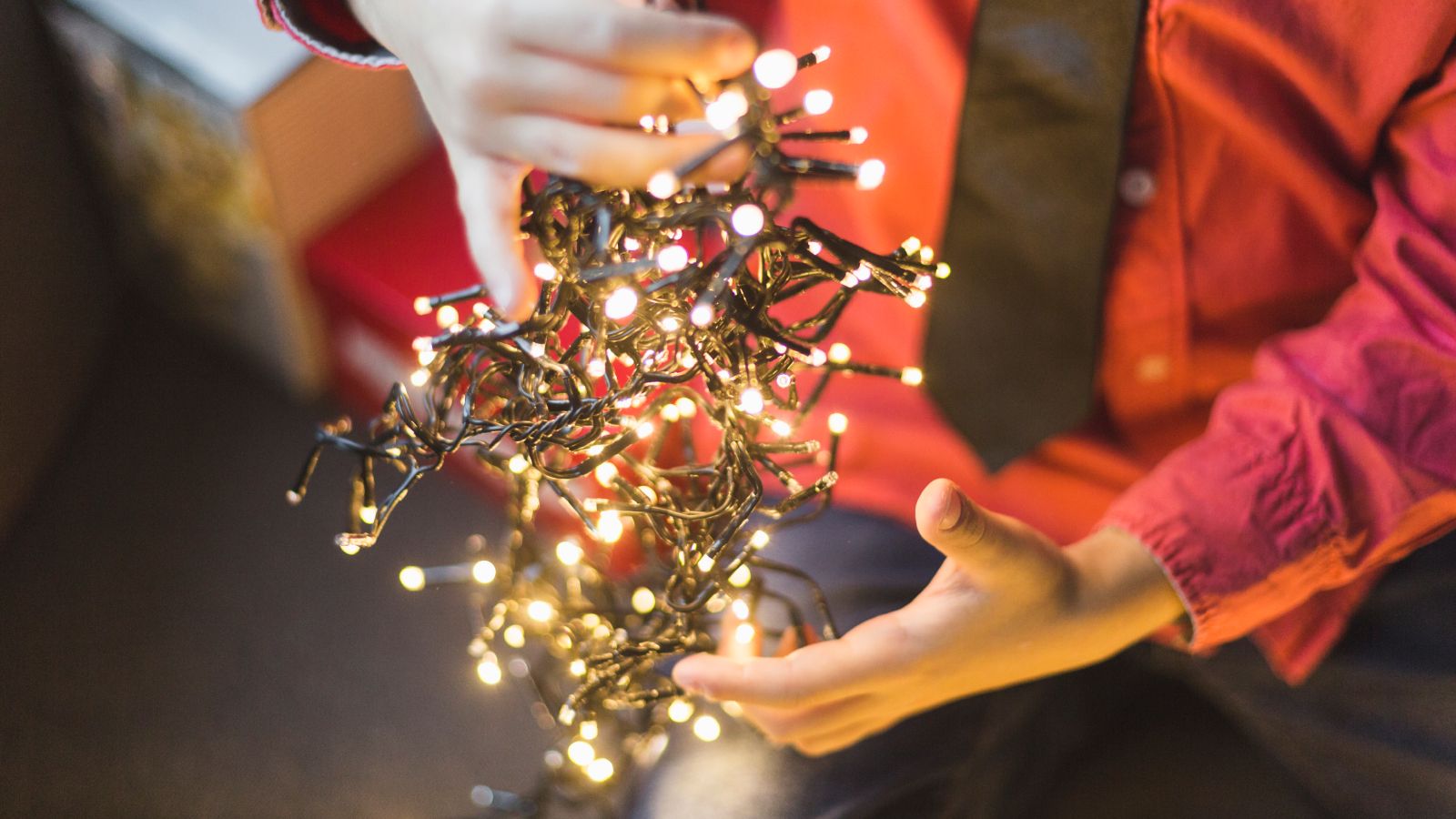 Surowe kary za światełka na balkonie. W tym przypadku można dostać mandat, przepisy są jasne