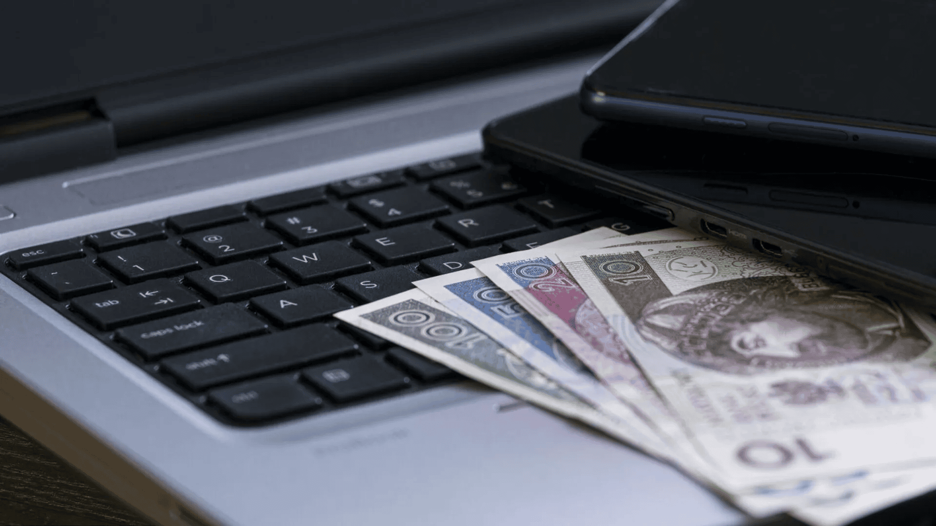 Takie wiadomości "od fiskusa" zasypały Polki i Polaków. Żądają dodatkowej opłaty