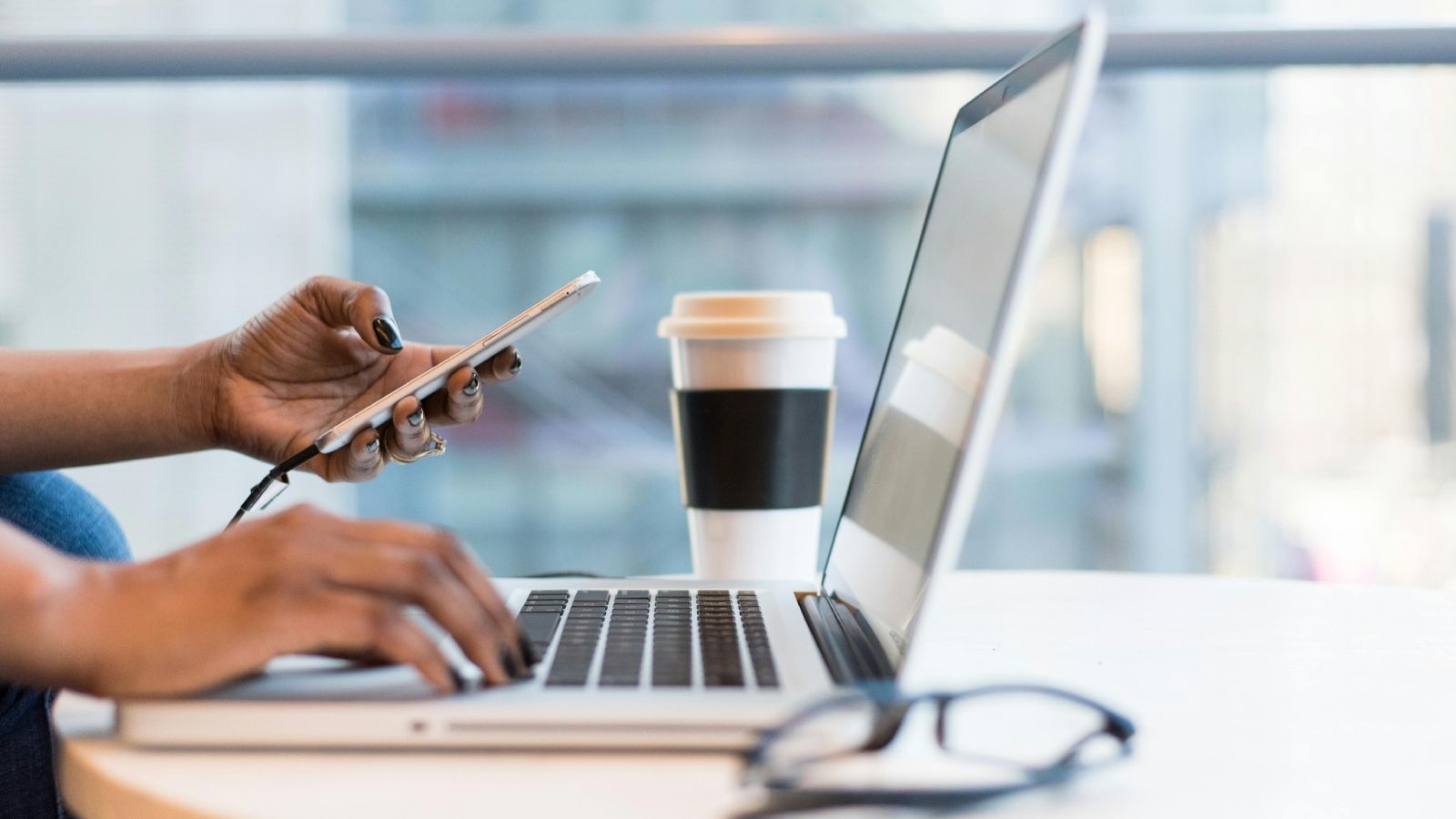 Krytyczna awaria Internetu. Polacy alarmują, w jednej chwili padły największe strony