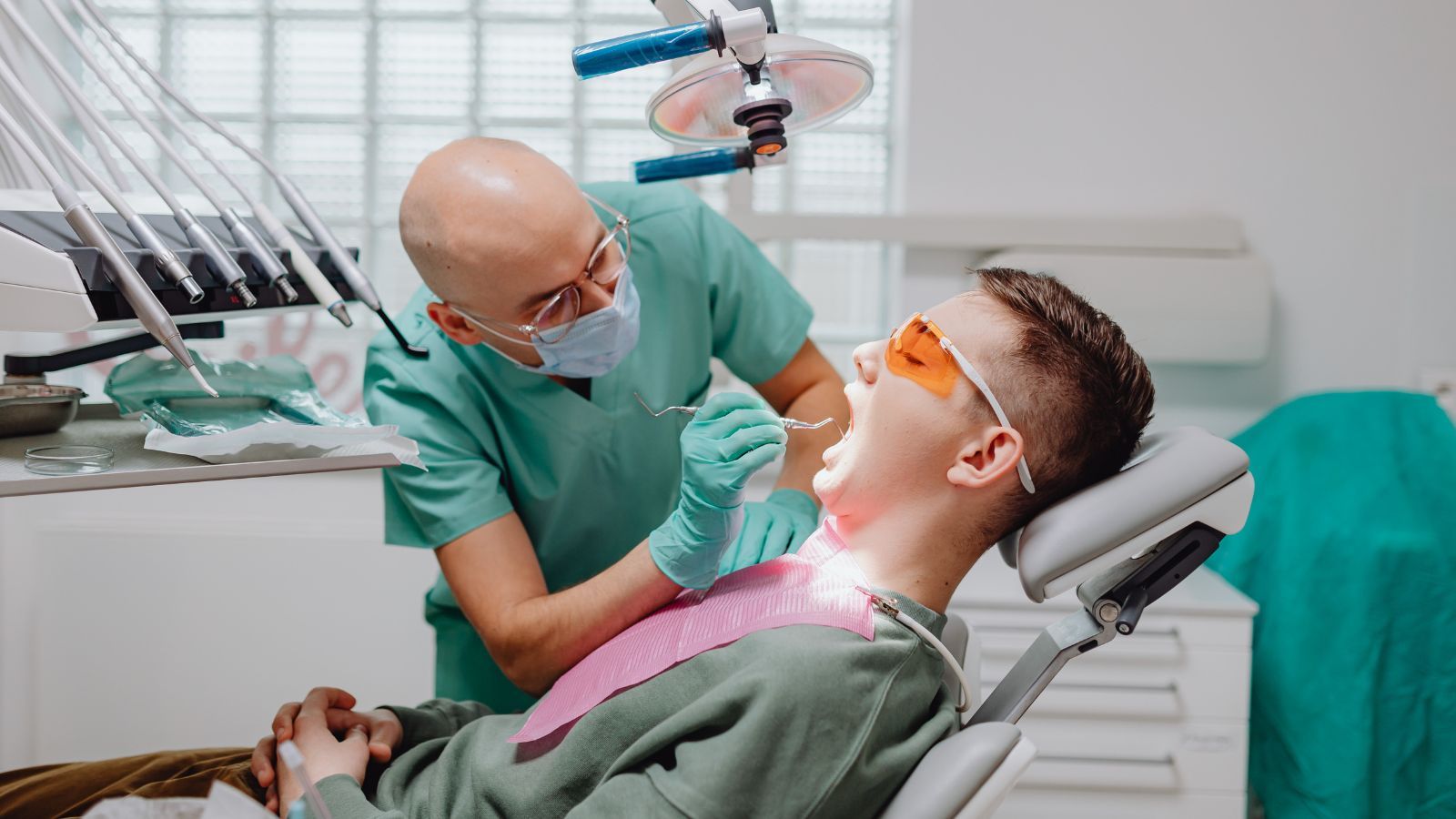 Tę usługę dentysta wykona całkowicie za darmo na NFZ. Wielu Polaków nie ma o tym pojęcia