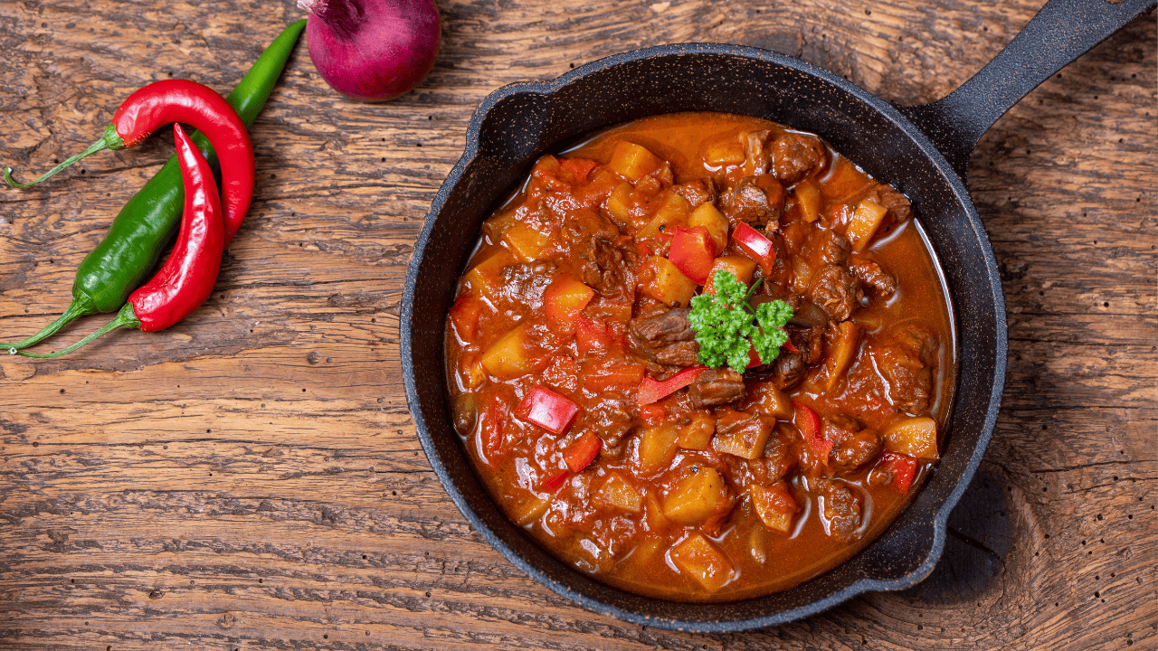 Sekret dobrego leczo nie leży w mięsie. Wrzucam to do sosu i nagle ma „pełny” smak