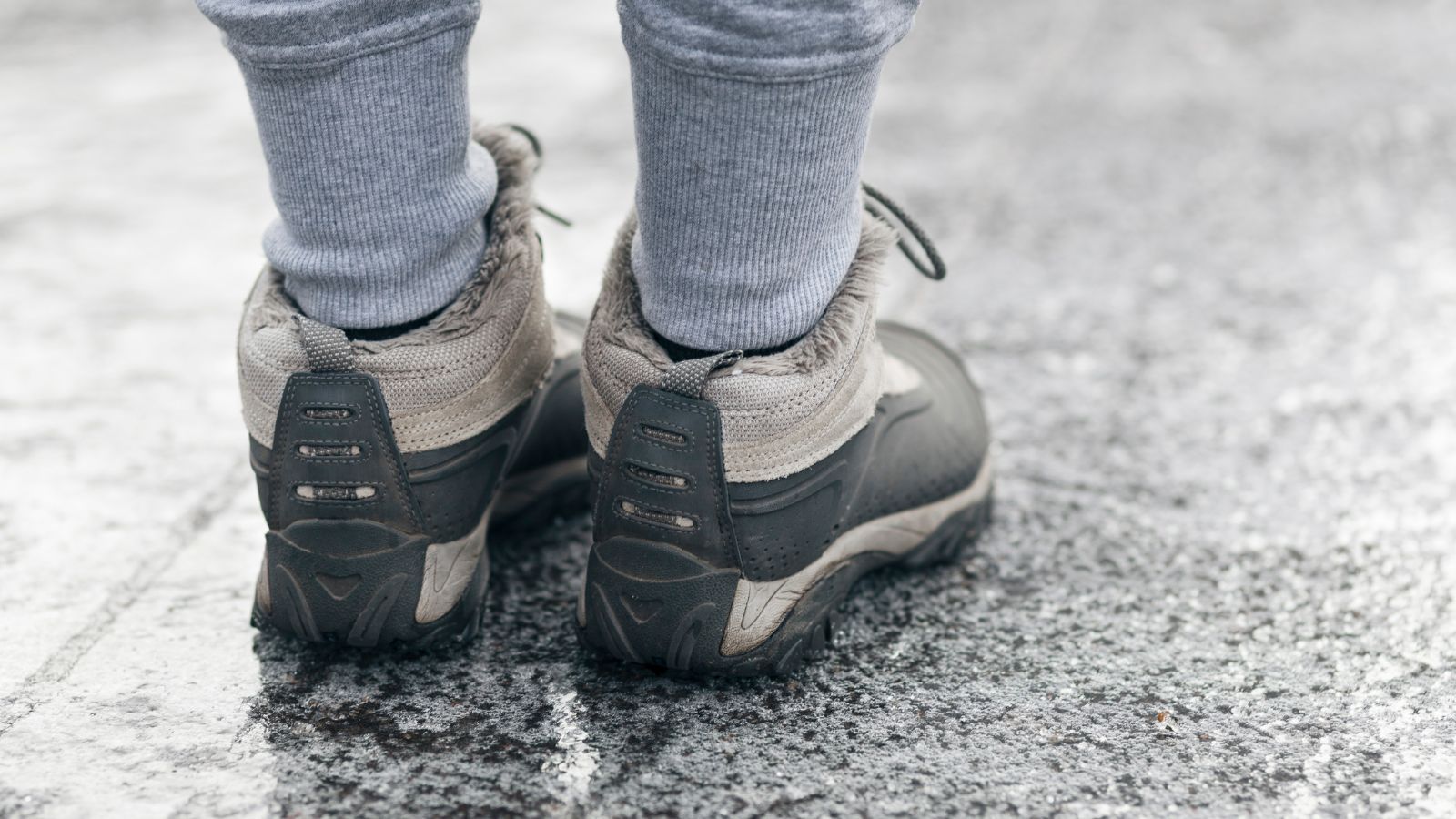 Odszkodowanie za poślizgnięcie się. Rekordowa kwota to 322 tys. zł. Polacy muszą pamiętać o kilku rzeczach