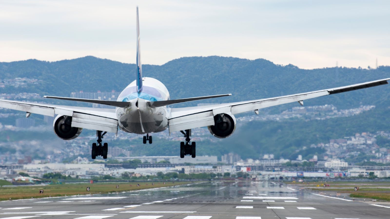 Zaczęło się, na europejskim lotnisku brakuje paliwa. Loty odwołane, co z biletami?