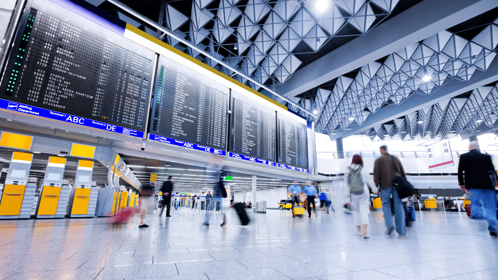 Alarm na lotnisku. 21 osób poszkodowanych, trwa obława na trzy osoby