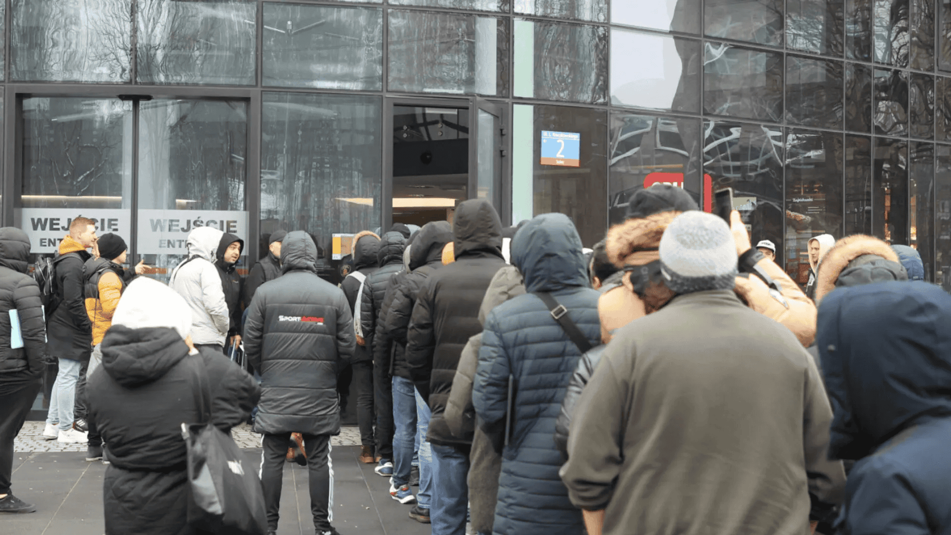 Te osoby muszą wymienić dowód jeszcze w 2025 roku. Ministerstwo Cyfryzacji apeluje do dwóch roczników