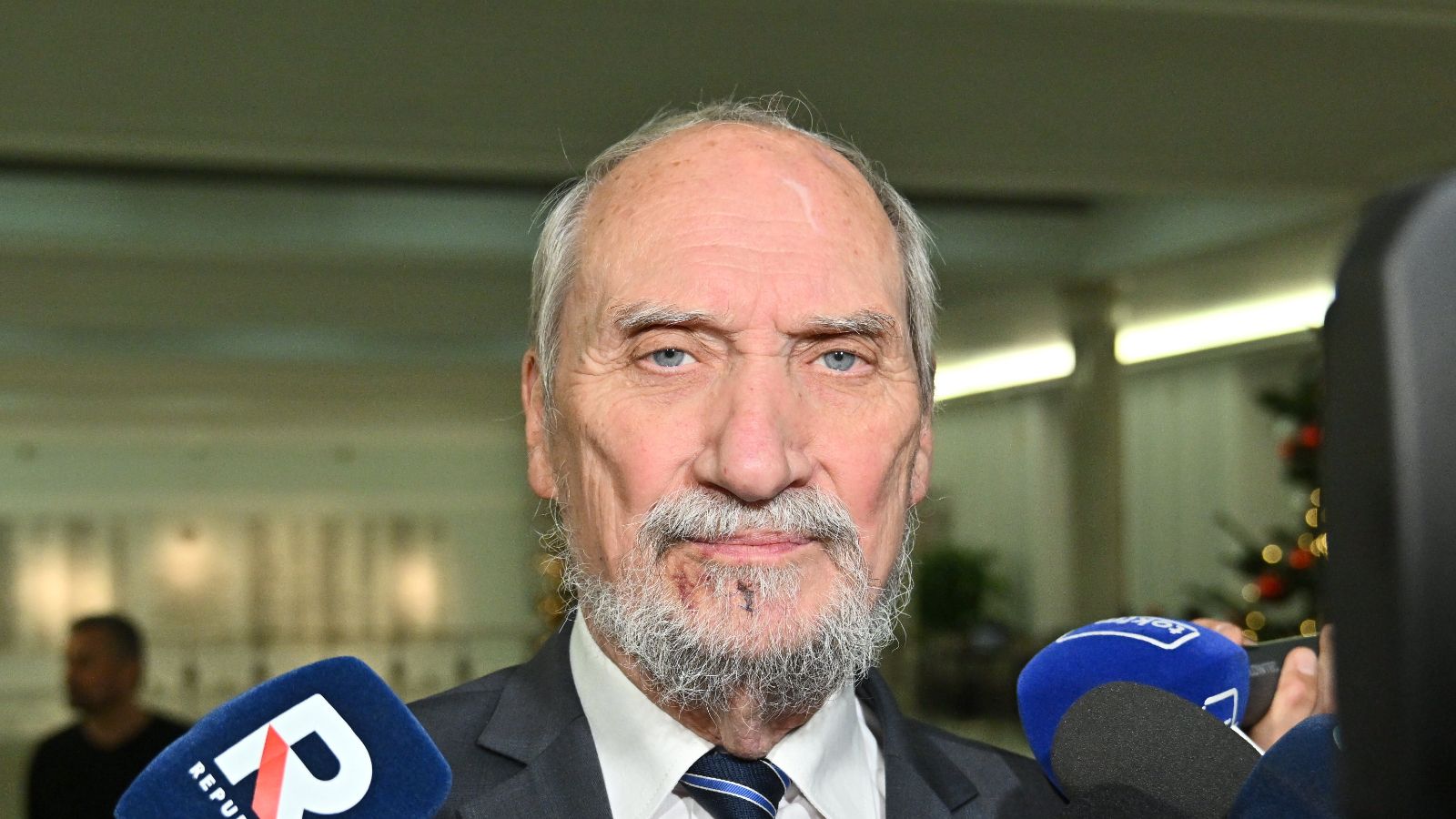 Macierewicz odpowiada Tuskowi. Wraca do tematu "kolan"