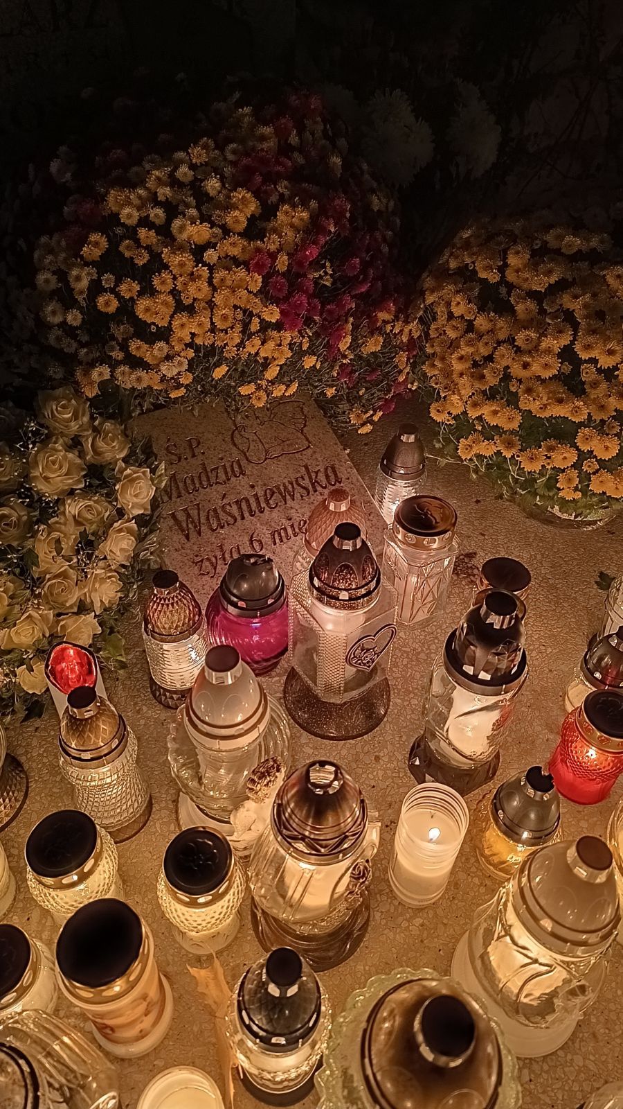 Dziś miałaby 14 lat. Tak wygląda grób Madzi z Sosnowca, za którą płakała cała Polska