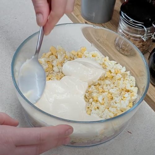 Przygotujesz ją w 15 minut. Ta sałatka z rzodkiewką to hit nad hity