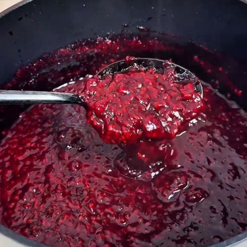 Wrzuć maliny do garnka i dodaj cytrynę. Hit na lato