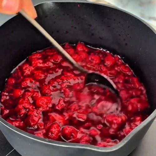 Wrzuć maliny do garnka i dodaj cytrynę. Hit na lato