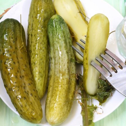 Nie ma co czekać do lata, pierwszy słoik robię dzień po majówce. Małosolne wychodzą jędrne i chrupiące