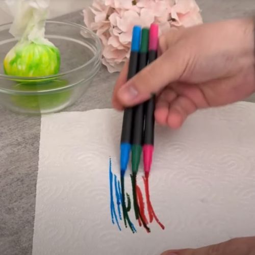 Najlepszy sposób na ozdabianie jajek. Wystarczą flamastry i ręcznik papierowy