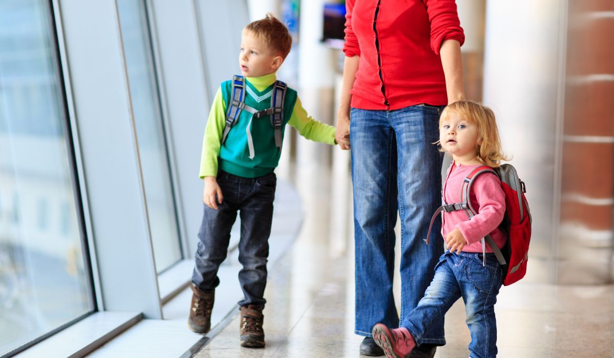 Mama z dziećmi na lotnisku
