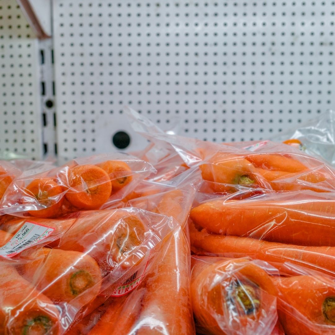Najgorszy wybór w warzywniaku. Te owoce są pełne mikroplastiku