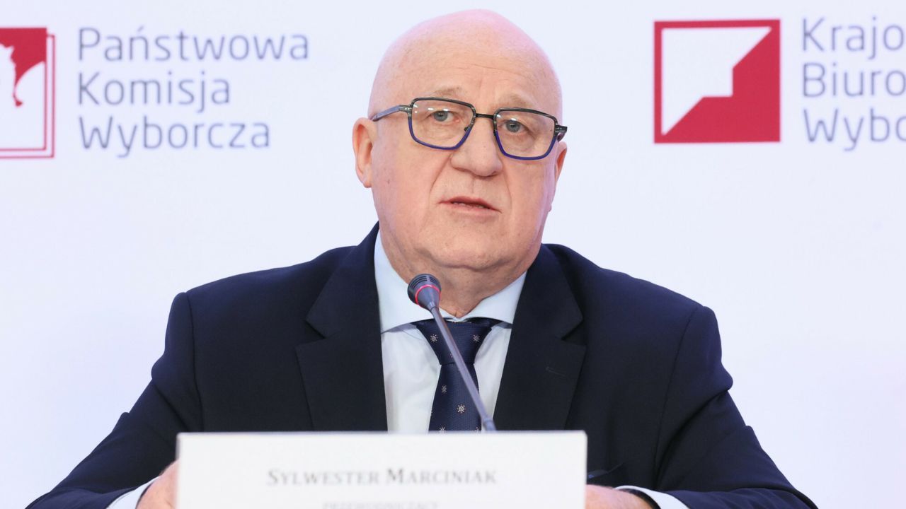 Sylwester Marciniak - Przewodniczący Państwowej Komisji Wyborczej PKW. Konferencja prasowa, niedziela 18 maja: frekwencje, wyniki, dane z 17.00
