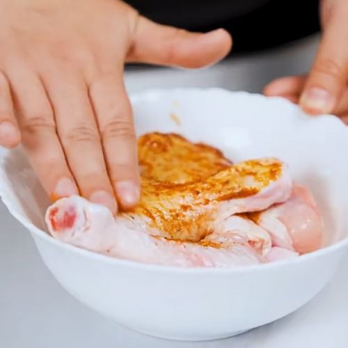 To mój ulubiony przepis na udka z kurczaka. Mięso jest soczyste, a skórka cudownie chrupiąca